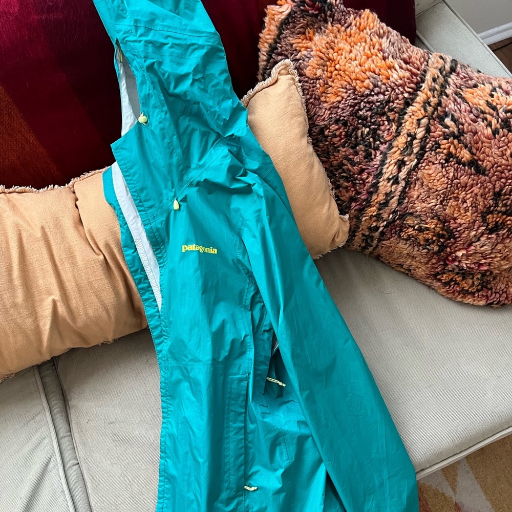 Small women’s Patagonia rain jacket